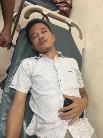 Ph&oacute;ng vi&ecirc;n Nguyễn Quốc Việt đang được cấp cứu tại BV Đa khoa tỉnh Vĩnh Ph&uacute;c (ảnh ĐT).
