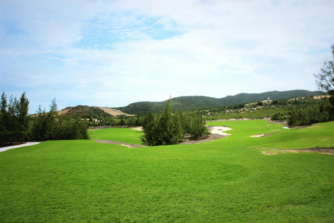 S&acirc;n golf FLC Samson Golf Links nằm trong quần thể du lịch nghỉ dưỡng FLC Sầm Sơn - Thanh H&oacute;a.