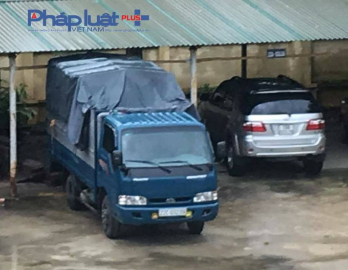 Xe tải m&agrave;u xanh loại 1,25 tấn bị tạm giữ tại C&ocirc;ng an TP Tuy&ecirc;n Quang. (Ảnh: Bạn đọc)