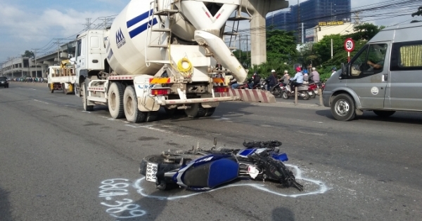 Tai nạn giao thông ở ngã tư Bình Thái, xe bồn kéo lê xe máy gần 100m