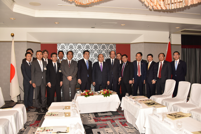 Thủ tướng Nguyễn Xu&acirc;n Ph&uacute;c chụp ảnh với c&aacute;c l&atilde;nh đạo v&agrave; doanh nghiệp Nhật Bản.