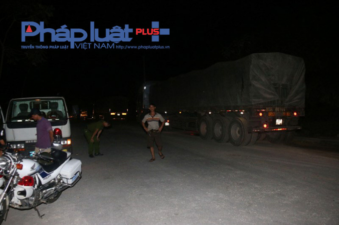 Đo&agrave;n xe tải chở quặng sắt hiện tại đang được đội CSGT, c&ocirc;ng an huyện Quang B&igrave;nh tạm giữ.