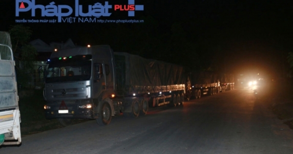 Hà Giang: Tạm giữ 8 xe quặng chở quá tải trên QL279