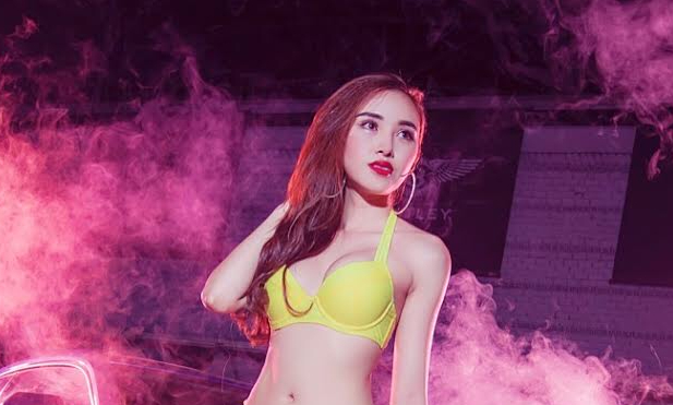 Hot girl Lương L&ecirc; diện bikini n&oacute;ng bỏng b&ecirc;n si&ecirc;u xe sang trọng