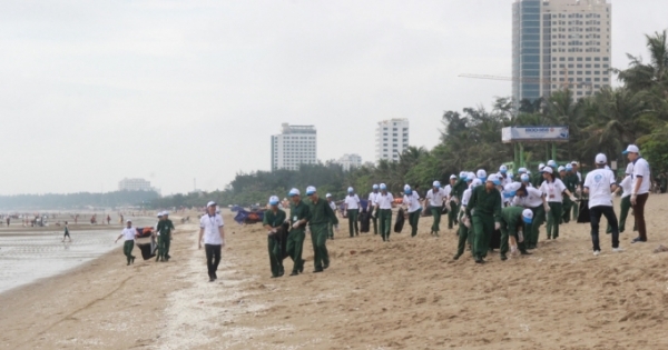 Hàng trăm học sinh, sinh viên nhặt rác làm sạch bãi biển Cửa Lò