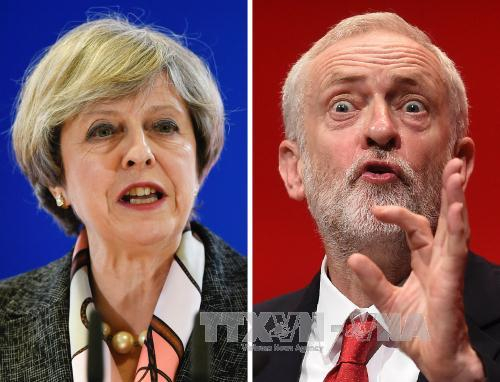 Thủ tướng Anh Theresa May (tr&aacute;i) v&agrave; Chủ tịch C&ocirc;ng đảng Jeremy Corbyn (phải). Ảnh: AFP/TTXVN