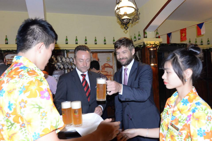 Ng&agrave;i Bộ trưởng thưởng thức bia tại nh&agrave; h&agrave;ng.