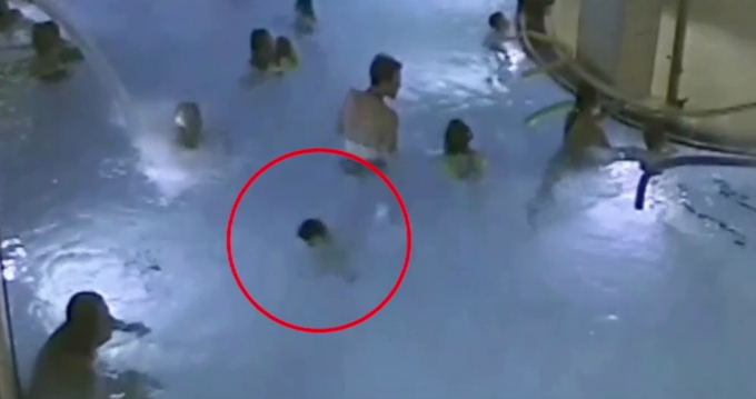 B&eacute; trai bị đuối nước giữa bể bơi đ&ocirc;ng người.