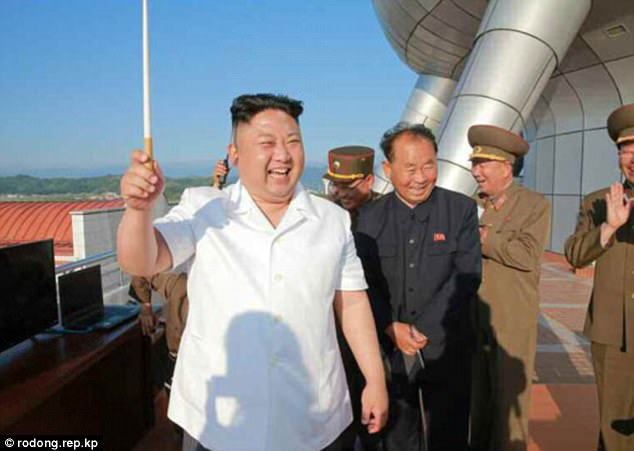 Nh&agrave; l&atilde;nh đạo Triều Ti&ecirc;n Kim Jong-un cũng trực tiếp quan s&aacute;t vụ thử nghiệm. (Ảnh: Rodong Sinmun)