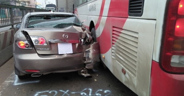 Tin tai nạn giao thông: Hành khách la hét cầu cứu trong vụ va chạm dây chuyền trên QL1