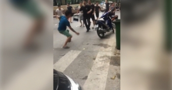 Kinh hãi với 2 nhóm thanh niên hỗn chiến trên phố Hà Nội