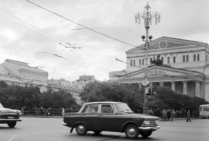 Chiếc&nbsp;Moskvich 408 do h&atilde;ng xe danh tiếng&nbsp;Moskvich&nbsp;chế tạo lăn b&aacute;nh tr&ecirc;n đường phố Moscow năm 1970. H&atilde;ng&nbsp;Moskvich&nbsp;được th&agrave;nh lập năm 1930.
