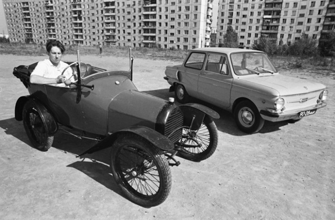 Một chiếc xe cổ của những năm 20 của thế kỷ trước b&ecirc;n cạnh một chiếc&nbsp;Zaporozhets sản xuất năm 1975.
