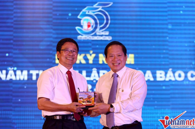 Bộ trưởng tặng bộ đĩa cho Trưởng khoa B&aacute;o ch&iacute; Nguyễn Văn Dững