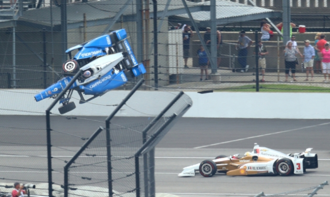 H&igrave;nh ảnh chiếc xe đua của Scott Dixon bị hất tung l&ecirc;n trời trong vụ tai nạn