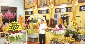 Dũng "Lò Vôi" tặng 350 bảo hiểm y tế và hỗ trợ chư Tăng tại thiền viện Phước Sơn