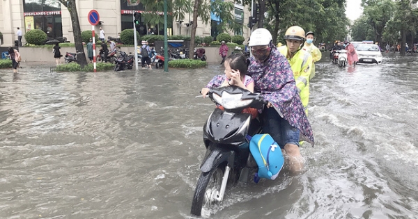 CSGT Hà Nội lội nước ngập đẩy xe chết máy giúp dân
