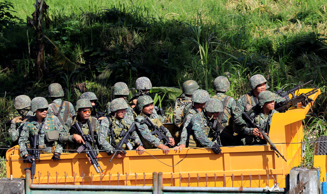 C&aacute;c binh l&iacute;nh thuộc qu&acirc;n đội Philippines chiến đấu tại Marawi. (Ảnh: Reuters)