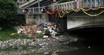Hà Nội: Rác thải tràn ngập trên sông Tô Lịch sau mưa lớn