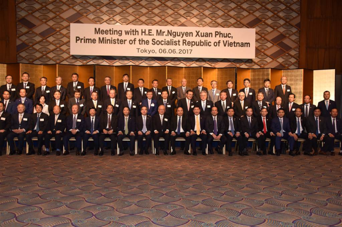 Thủ tướng Nguyễn Xu&acirc;n Ph&uacute;c chụp ảnh lưu niệm nh&acirc;n chuyến thăm tại Nhật Bản.