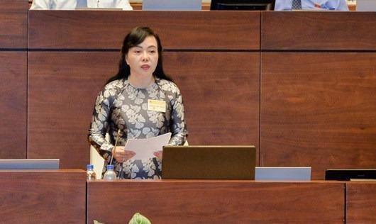 Bộ trưởng Bộ Y tế Nguyễn Thị Kim Tiến trả lời chất vấn.
