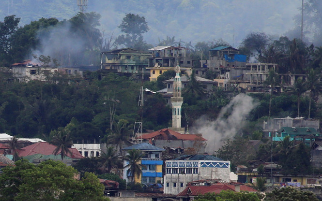 Kh&oacute;i bốc l&ecirc;n từ vụ giao tranh ở th&agrave;nh phố Marawi