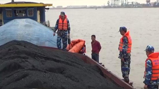 Cảnh sát Biển bắt giữ tàu chở 600 tấn than lậu