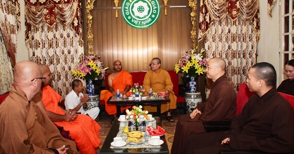 Tổng thư ký Hiệp Hội Đại Thọ Bồ Đề Ấn Độ tới thăm chùa Quán Sứ