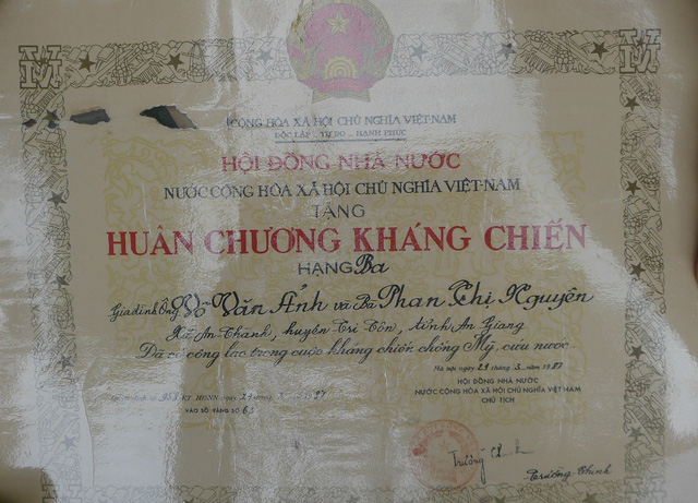 Những bằng Hu&acirc;n, Huy chương, bằng Tổ quốc ghi c&ocirc;ng đa phần được Chủ tịch Hội đồng Nh&agrave; nước k&yacute; từ những năm 1975 v&agrave; những năm 1987.