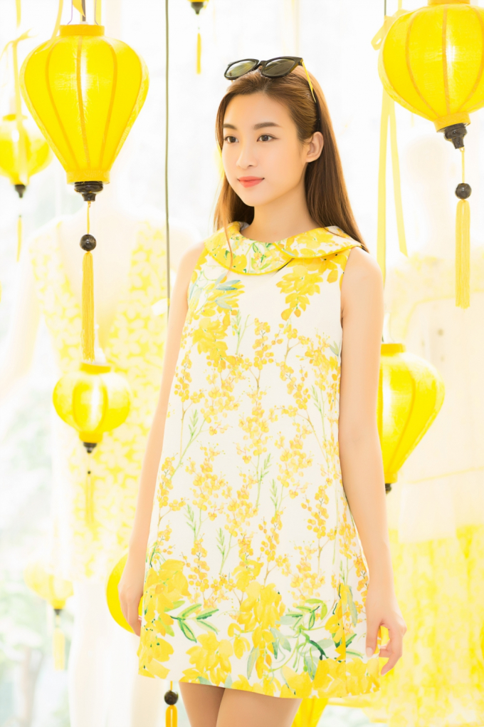 Hoa hậu Mỹ Linh, &Aacute; hậu Lệ Hằng đọ sắc với hoạ tiết hoa tử đằng, mimosa v&agrave;ng rực