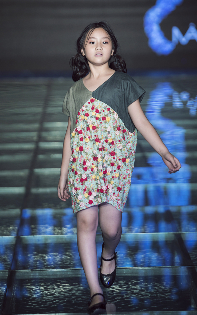 Model mẫu gi&aacute;o &ldquo;đốn tim&rdquo; kh&aacute;n giả trong Đ&ecirc;m diễn thứ hai của Tuần lễ thời trang trẻ em Việt Nam 2017