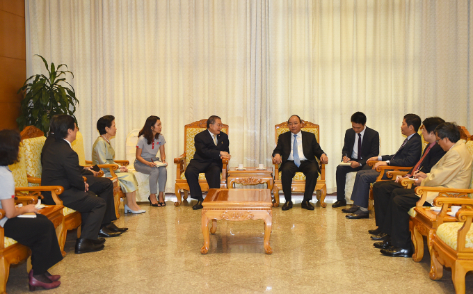 Thủ tướng Nguyễn Xu&acirc;n Ph&uacute;c ti&eacute;p &ocirc;ng Charoen Sirivadhanabhakdi.