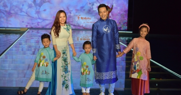 Tuần lễ thời trang trẻ em Việt Nam 2017: Phan Anh cùng vợ và 3 con diện áo dài sải bước trên sân khấu