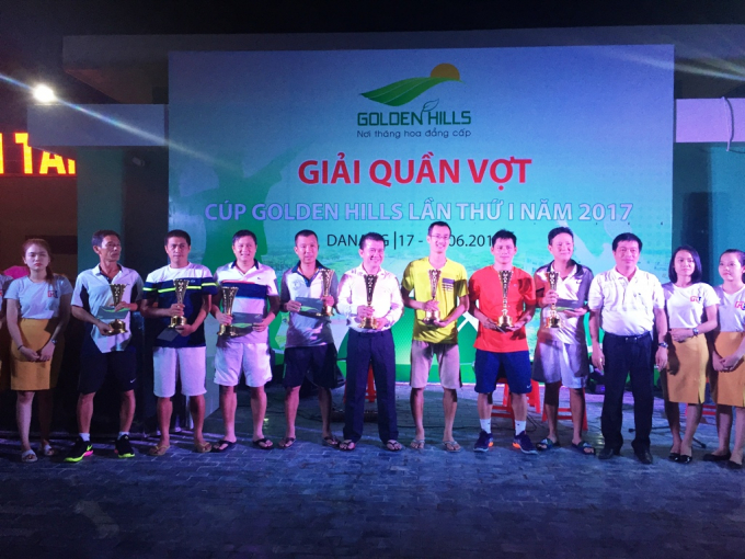 Ban tổ chức treo phần thương cho c&aacute;c tay vợt đoạt giải.