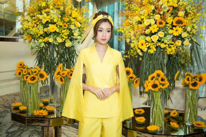 D&agrave;n mỹ nh&acirc;n khoe sắc với hoạ tiết hoa mimosa, hoa tử đằng của Adrian Anh Tuấn