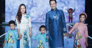 MC Phan Anh lần đầu diện áo dài cùng vợ và 3 con trên sàn catwalk chuyên nghiệp