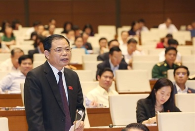 Bộ trưởng Bộ N&ocirc;ng nghiệp &amp;amp;amp;PTNT Nguyễn Xu&acirc;n Cường giải tr&igrave;nh &yacute; kiến của c&aacute;c đại biểu Quốc hội.