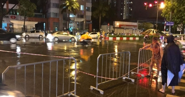 Hà Nội mưa lớn, nhiều nơi phải lập barie để cảnh báo người dân