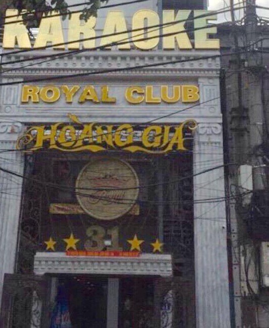 Qu&aacute;n karaoke Royal Club Ho&agrave;ng Gia tại số 31 Nguyễn Khang, nơi xảy ra vụ việc.