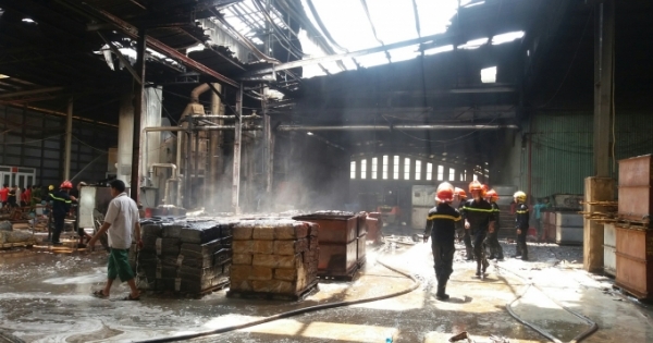 Bình Phước: Nhà máy chế biến mủ cao su bốc cháy dữ dội