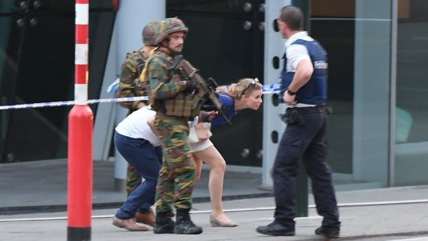 C&aacute;c cảnh s&aacute;t v&agrave; binh sĩ sơ t&aacute;n du kh&aacute;ch ra khỏi hiện trường vụ tấn c&ocirc;ng ở Brussels tối qua. (Ảnh: AFP)