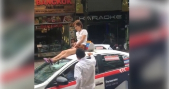 [Clip]: Cô gái "ăn vạ" trên nóc taxi náo loạn đường phố Hà Nội