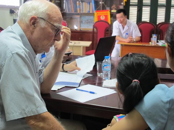 Gi&aacute;o sư Pierre Jallon -&nbsp;Đại sứ quốc tế về bệnh động kinh của Hội chống động kinh Quốc tế&nbsp;thăm kh&aacute;m cho bệnh nh&acirc;n tại&nbsp;Bệnh viện Việt Đức.