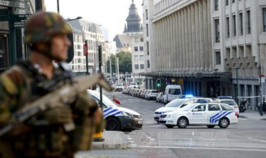 Cảnh s&aacute;t Bỉ phong tỏa b&ecirc;n ngo&agrave;i Nh&agrave; ga Trung t&acirc;m ở Brussels sau vụ nổ.