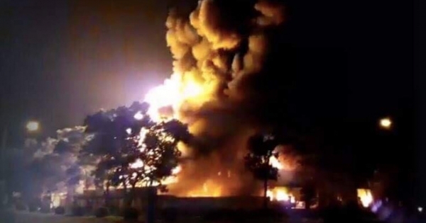 Hà Nội: Cháy lớn ở khu công nghiệp Nội Bài lúc nửa đêm