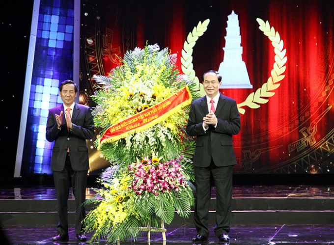 Chủ tịch nước Trần Đại Quang tặng hoa ch&uacute;c mừng Hội Nh&agrave; b&aacute;o Việt Nam.