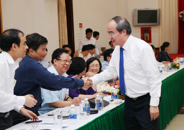 &Ocirc;ng Nguyễn Thiện Nh&acirc;n bắt tay đại biểu tại hội nghị.