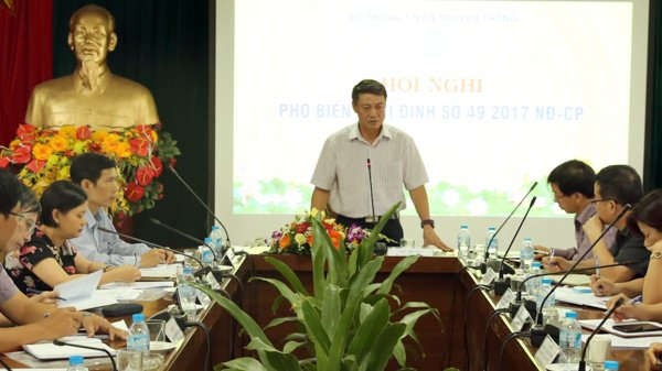 Thứ trưởng Bộ TT&amp;amp;amp;TT Phạm Hồng Hải ph&aacute;t biểu chỉ đạo cuộc họp. Ảnh: Quang Anh.