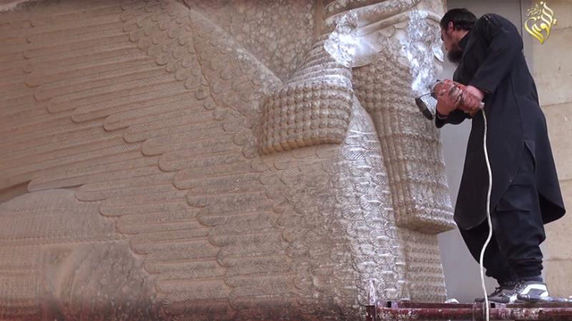 IS ph&aacute; huỷ c&aacute;c bức tượng ở Bảo t&agrave;ng Mosul. (Ảnh: AP).