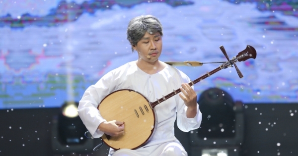 Nguyên Khang vào vai ông Tư chơi đàn nguyệt với "Dạ cổ hoài lang"